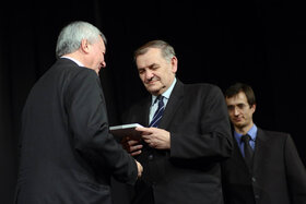 Aranyplakett díjat kapott Lezsák Sándor költő, tanár, politikus