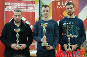 (Balról jobbra) A három legjobb egyetemista sakkozó: Sebastian Kotrla (2.), Ivan Adamov (1.) és Stefan Kostić (3.)