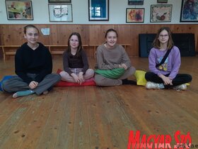 Bábos felkészülés (Kazincy Paszterkó Diana felvétele)