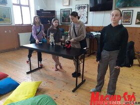 Bábos felkészülés (Kazincy Paszterkó Diana felvétele)