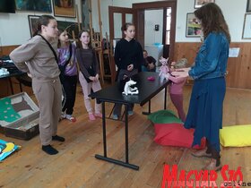 Bábos felkészülés (Kazincy Paszterkó Diana felvétele)