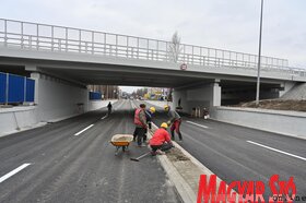 Befejező munkálatok az újvidéki Partizán utcai vasúti felüljárónál (Ótos András felvétele)