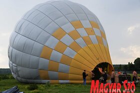 Bemutatták a turistákat szállító hőlégballonokat Krčedin szigetén