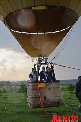 Bemutatták a turistákat szállító hőlégballonokat Krčedin szigetén