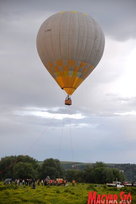 Bemutatták a turistákat szállító hőlégballonokat Krčedin szigetén