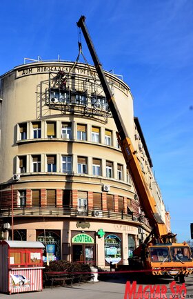 A reklámfelület eltávolítása az Újvidéki Rádió épületéről