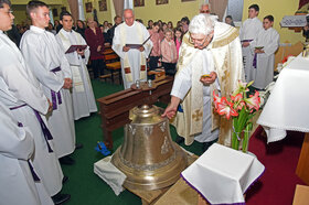 Két új harangot szenteltek fel az oromi templomban (Gergely Árpád felvétele)