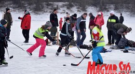 Hoki és korcsolya az újvidéki Kis-Dunán