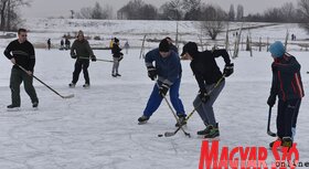 Hoki és korcsolya az újvidéki Kis-Dunán