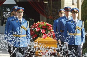 Jovanka Broz, udovica bivseg predsednika SFRJ Josipa Broza, sahranjena je uz drzavne i vojne pocasti, pored groba svog supruga u Kuci cveca u Beogradu, 26. oktobra 2013.  Sahrani su prisustvovali clanovi porodice, premijer Srbije Ivica Dacic, potpredsedni