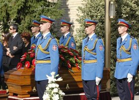 Jovanka Broz, udovica bivseg predsednika SFRJ Josipa Broza, sahranjena je uz drzavne i vojne pocasti, pored groba svog supruga u Kuci cveca u Beogradu, 26. oktobra 2013.  Sahrani su prisustvovali clanovi porodice, premijer Srbije Ivica Dacic, potpredsedni