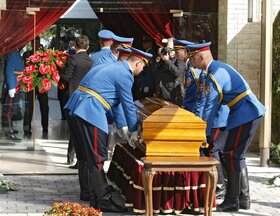 Jovanka Broz, udovica bivseg predsednika SFRJ Josipa Broza, sahranjena je uz drzavne i vojne pocasti, pored groba svog supruga u Kuci cveca u Beogradu, 26. oktobra 2013.  Sahrani su prisustvovali clanovi porodice, premijer Srbije Ivica Dacic, potpredsedni