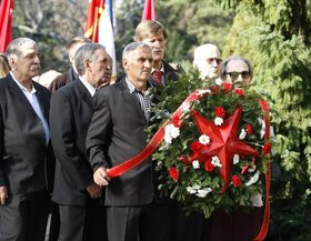 Jovanka Broz, udovica bivseg predsednika SFRJ Josipa Broza, sahranjena je uz drzavne i vojne pocasti, pored groba svog supruga u Kuci cveca u Beogradu, 26. oktobra 2013.  Sahrani su prisustvovali clanovi porodice, premijer Srbije Ivica Dacic, potpredsedni