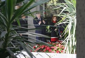 Jovanka Broz, udovica bivseg predsednika SFRJ Josipa Broza, sahranjena je uz drzavne i vojne pocasti, pored groba svog supruga u Kuci cveca u Beogradu, 26. oktobra 2013.  Sahrani su prisustvovali clanovi porodice, premijer Srbije Ivica Dacic, potpredsedni