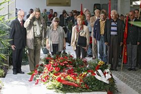 Jovanka Broz, udovica bivseg predsednika SFRJ Josipa Broza, sahranjena je uz drzavne i vojne pocasti, pored groba svog supruga u Kuci cveca u Beogradu, 26. oktobra 2013.  Sahrani su prisustvovali clanovi porodice, premijer Srbije Ivica Dacic, potpredsedni