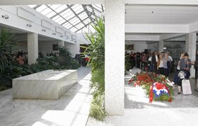 Jovanka Broz, udovica bivseg predsednika SFRJ Josipa Broza, sahranjena je uz drzavne i vojne pocasti, pored groba svog supruga u Kuci cveca u Beogradu, 26. oktobra 2013.  Sahrani su prisustvovali clanovi porodice, premijer Srbije Ivica Dacic, potpredsedni