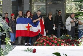 Jovanka Broz, udovica bivseg predsednika SFRJ Josipa Broza, sahranjena je uz drzavne i vojne pocasti, pored groba svog supruga u Kuci cveca u Beogradu, 26. oktobra 2013.  Sahrani su prisustvovali clanovi porodice, premijer Srbije Ivica Dacic, potpredsedni