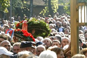 Jovanka Broz, udovica bivseg predsednika SFRJ Josipa Broza, sahranjena je uz drzavne i vojne pocasti, pored groba svog supruga u Kuci cveca u Beogradu, 26. oktobra 2013.  Sahrani su prisustvovali clanovi porodice, premijer Srbije Ivica Dacic, potpredsedni