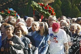Jovanka Broz, udovica bivseg predsednika SFRJ Josipa Broza, sahranjena je uz drzavne i vojne pocasti, pored groba svog supruga u Kuci cveca u Beogradu, 26. oktobra 2013.  Sahrani su prisustvovali clanovi porodice, premijer Srbije Ivica Dacic, potpredsedni