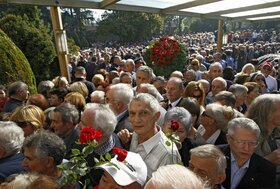Jovanka Broz, udovica bivseg predsednika SFRJ Josipa Broza, sahranjena je uz drzavne i vojne pocasti, pored groba svog supruga u Kuci cveca u Beogradu, 26. oktobra 2013.  Sahrani su prisustvovali clanovi porodice, premijer Srbije Ivica Dacic, potpredsedni