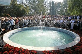 Jovanka Broz, udovica bivseg predsednika SFRJ Josipa Broza, sahranjena je uz drzavne i vojne pocasti, pored groba svog supruga u Kuci cveca u Beogradu, 26. oktobra 2013.  Sahrani su prisustvovali clanovi porodice, premijer Srbije Ivica Dacic, potpredsedni