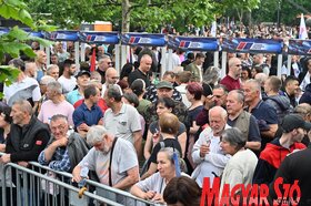 Készülődés a kormánypárti nagygyűlésre Belgrádban