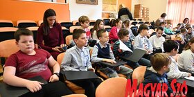 Karácsonyi szavalóverseny az újvidéki Petőfi Sándor Általános Iskolában (Ótos András felvétele)