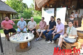 Kerekasztal-beszélgetés a XX. Ifjúsági Etnotáborban (Ótos András felvétele)