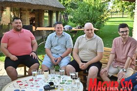 Kerekasztal-beszélgetés a XX. Ifjúsági Etnotáborban (Ótos András felvétele)