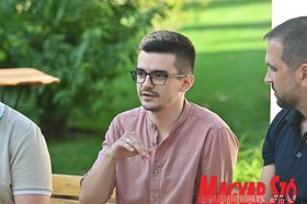 Kerekasztal-beszélgetés a XX. Ifjúsági Etnotáborban (Ótos András felvétele)