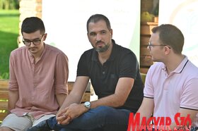 Kerekasztal-beszélgetés a XX. Ifjúsági Etnotáborban (Ótos András felvétele)