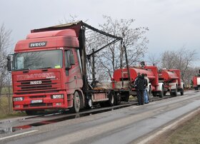 Egy szabácsi (Šabac) rendszámtáblás pótkocsis tehergépkocsi dohányt szállított a zentai dohánygyárból, amikor Ada felé haladva eddig ismeretlen okokból lángra kapott a kabin mögötti rakomány.