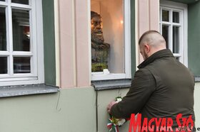 Koszorúzás a szabadkai Népkörnél (Molnár Edvárd felvétele)
