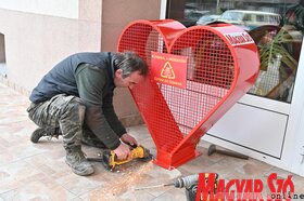 Kupakgyűjtő tározót állítottunk fel lapkiadónk újvidéki székháza előtt (Ótos András felvétele)