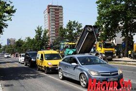 Lebénult Újvidék főútvonala - A Felszabadulás sugárút aszfaltburkolatát újítják fel (Dávid Csilla felvétele)