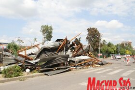 Letépte a vihar az Újvidéki Vásár tetőszerkezetét (Diósi Árpád felvétele)