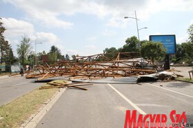 Letépte a vihar az Újvidéki Vásár tetőszerkezetét (Diósi Árpád felvétele)