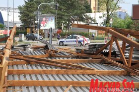 Letépte a vihar az Újvidéki Vásár tetőszerkezetét (Diósi Árpád felvétele)