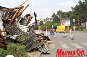 Letépte a vihar az Újvidéki Vásár tetőszerkezetét (Diósi Árpád felvétele)