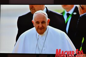 Megérkezett Ferenc pápa Budapestre (Ótos András felvétele)