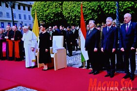 Megérkezett Ferenc pápa Budapestre (Ótos András felvétele)
