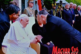 Megérkezett Ferenc pápa Budapestre (Ótos András felvétele)