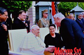 Megérkezett Ferenc pápa Budapestre (Ótos András felvétele)