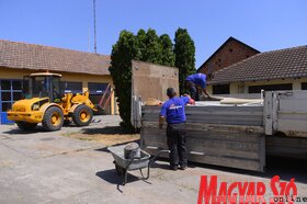Szerdán dél körül érkeztek meg Magyarkanizsára az első konténerek, amelyek a menekültek higiéniai szükségleteit hivatottak ellátni
