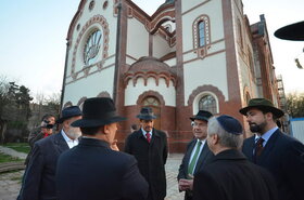 A Kosztolányi-szobor felavatása után a kormányfő találkozott a szabadkai zsidó hitközség vezetőségével, megtekintette a Zsinagógát, az épület udvarán pedig elhelyezett egy követ a holokauszt szabadkai áldozatainak emlékművénél