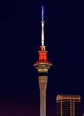 Új-Zélandon Auckland egyik felhőkarcolójára a francia nemzeti zászló színeit világították