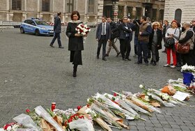 Olasz alsóház elnöke Laura Boldrini virágokat helyez el a párizsi áldozatok emlékére Rómában