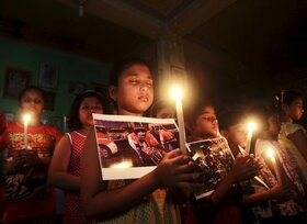 Virrasztás az áldozatok tiszteletére az indiai Agartalában