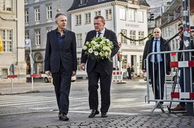 Dán miniszterelnök Lars Loekke Rasmussen (b2) és a dániai francia nagykövet Francois Zimeray virágokat visznek a Koppenhágai megemlékezés helyszínére
