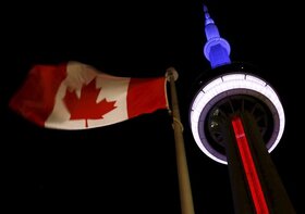A Torontói CN Tower kék, fehér és piros színekben világít